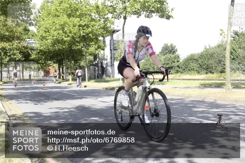11.08.2024 - GEWOBA Citytriathlon Bremen H.Heesch http://msf.ph/oto/6769858 11.08.2024 11:54:02 Radfahren 804, 969, 1000 meine-sportfotos.de