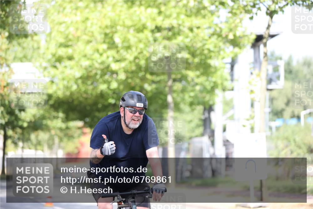 11.08.2024 - GEWOBA Citytriathlon Bremen H.Heesch http://msf.ph/oto/6769861 11.08.2024 10:43:37 Radfahren 2, 6, 17, 108 meine-sportfotos.de