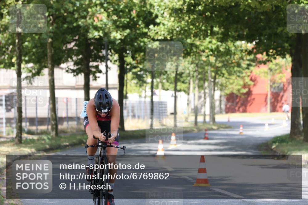 11.08.2024 - GEWOBA Citytriathlon Bremen H.Heesch http://msf.ph/oto/6769862 11.08.2024 10:34:28 Radfahren 105 meine-sportfotos.de