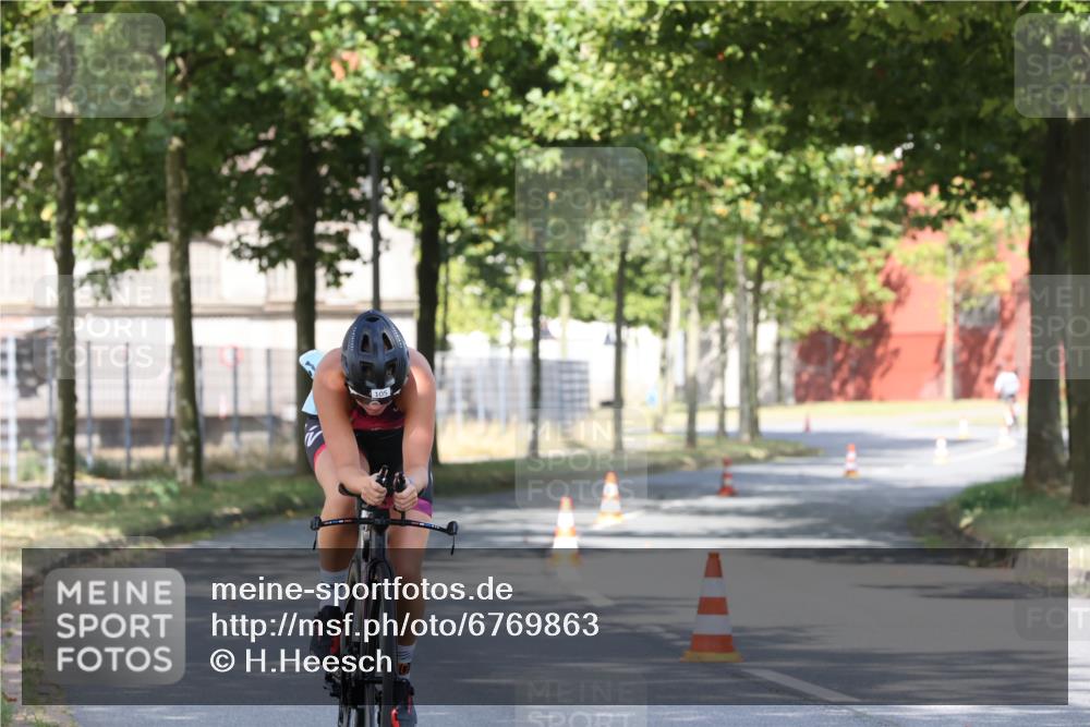 11.08.2024 - GEWOBA Citytriathlon Bremen H.Heesch http://msf.ph/oto/6769863 11.08.2024 10:34:28 Radfahren 105 meine-sportfotos.de