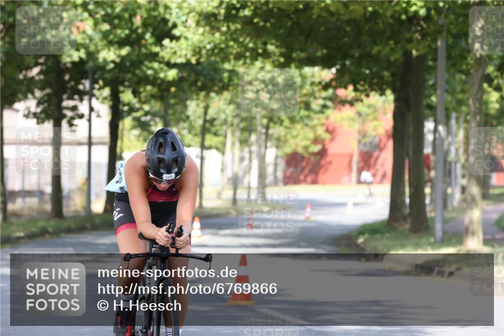 11.08.2024 - GEWOBA Citytriathlon Bremen H.Heesch http://msf.ph/oto/6769866 11.08.2024 10:34:28 Radfahren 105 meine-sportfotos.de