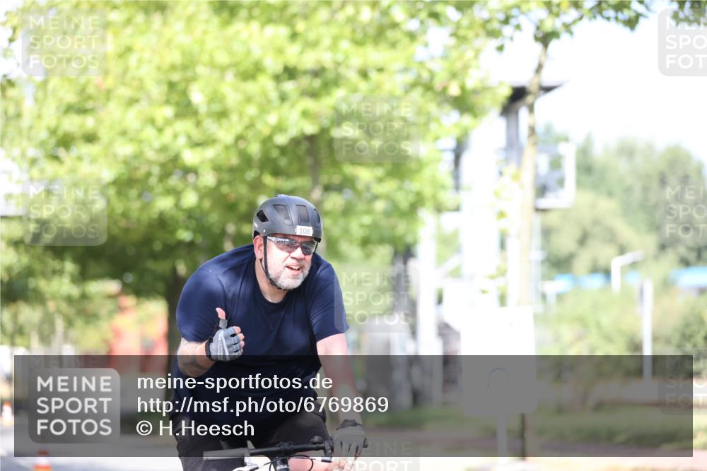 11.08.2024 - GEWOBA Citytriathlon Bremen H.Heesch http://msf.ph/oto/6769869 11.08.2024 10:43:37 Radfahren 2, 6, 17, 108 meine-sportfotos.de