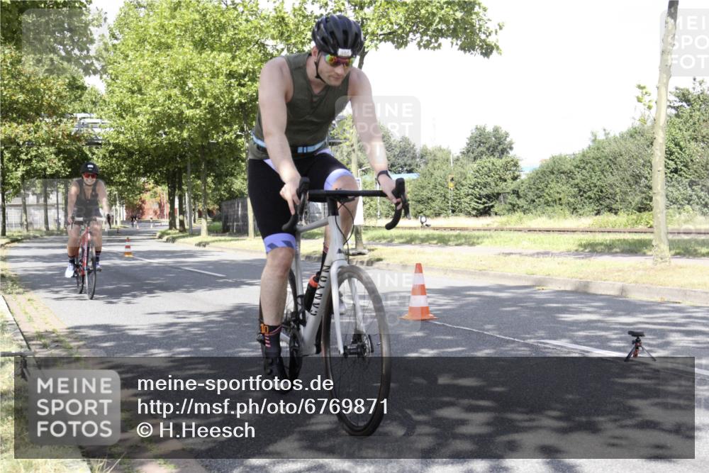 11.08.2024 - GEWOBA Citytriathlon Bremen H.Heesch http://msf.ph/oto/6769871 11.08.2024 11:54:27 Radfahren 840, 856, 898, 961, 1011 meine-sportfotos.de