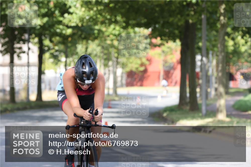 11.08.2024 - GEWOBA Citytriathlon Bremen H.Heesch http://msf.ph/oto/6769873 11.08.2024 10:34:29 Radfahren 105 meine-sportfotos.de
