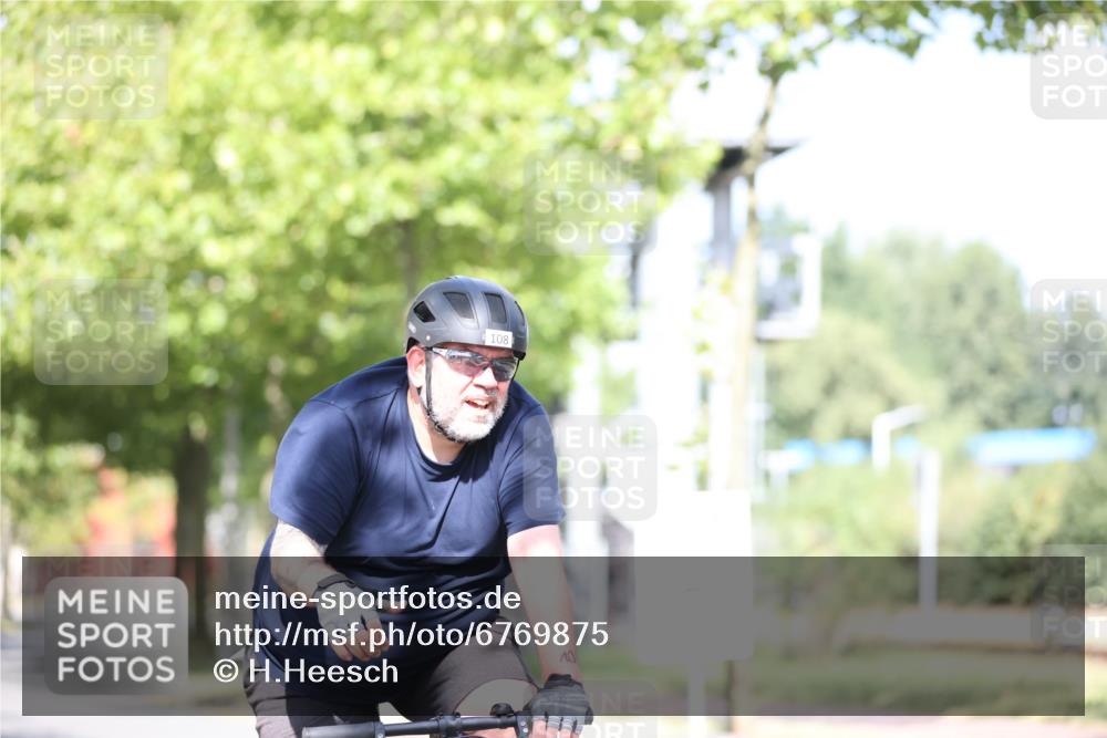 11.08.2024 - GEWOBA Citytriathlon Bremen H.Heesch http://msf.ph/oto/6769875 11.08.2024 10:43:37 Radfahren 2, 6, 17, 108 meine-sportfotos.de