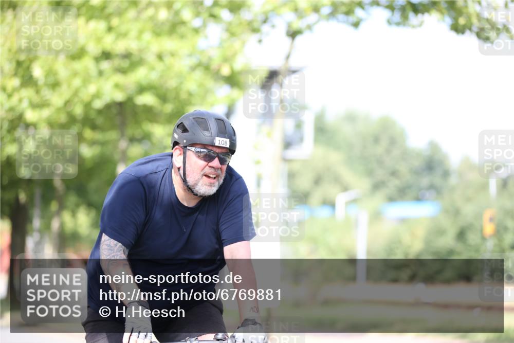 11.08.2024 - GEWOBA Citytriathlon Bremen H.Heesch http://msf.ph/oto/6769881 11.08.2024 10:43:37 Radfahren 2, 6, 17, 108 meine-sportfotos.de