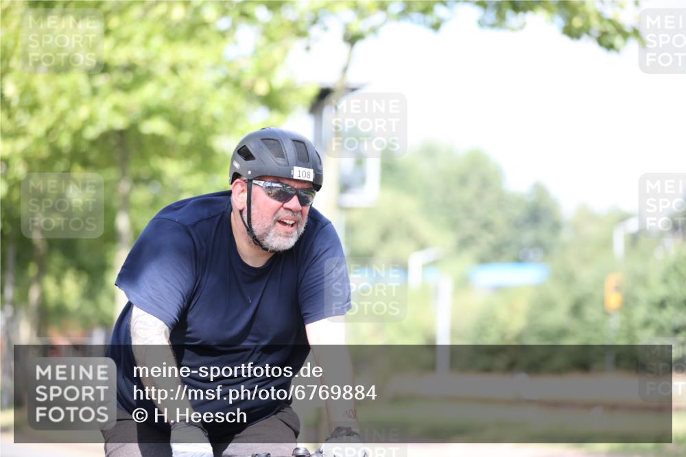 11.08.2024 - GEWOBA Citytriathlon Bremen H.Heesch http://msf.ph/oto/6769884 11.08.2024 10:43:37 Radfahren 2, 6, 17, 108 meine-sportfotos.de