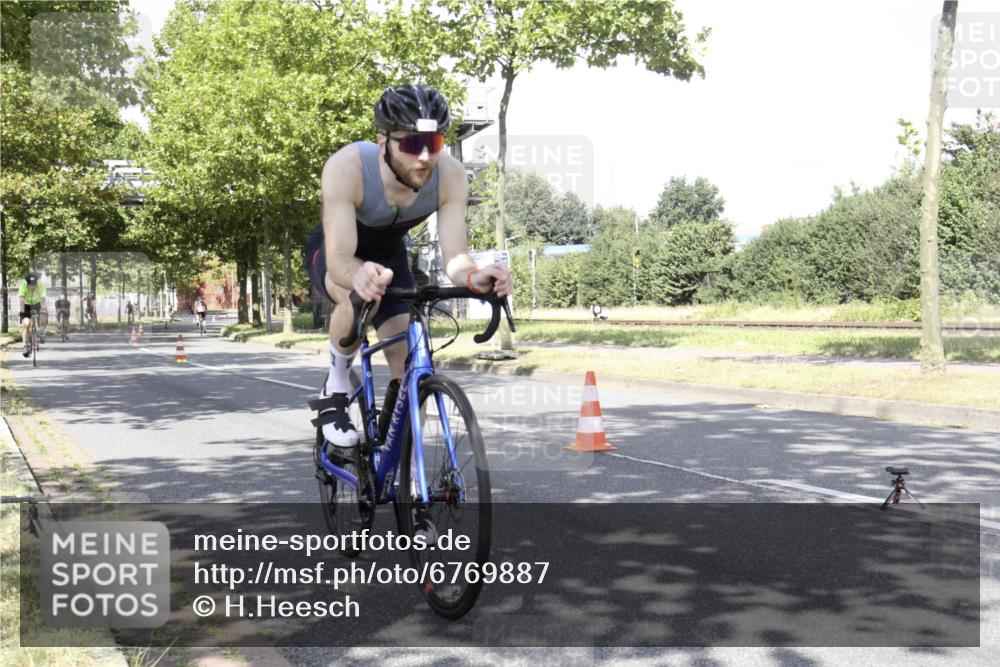11.08.2024 - GEWOBA Citytriathlon Bremen H.Heesch http://msf.ph/oto/6769887 11.08.2024 11:54:50 Radfahren 749, 824, 831, 850, 898, 957, 960, 961, 998 meine-sportfotos.de