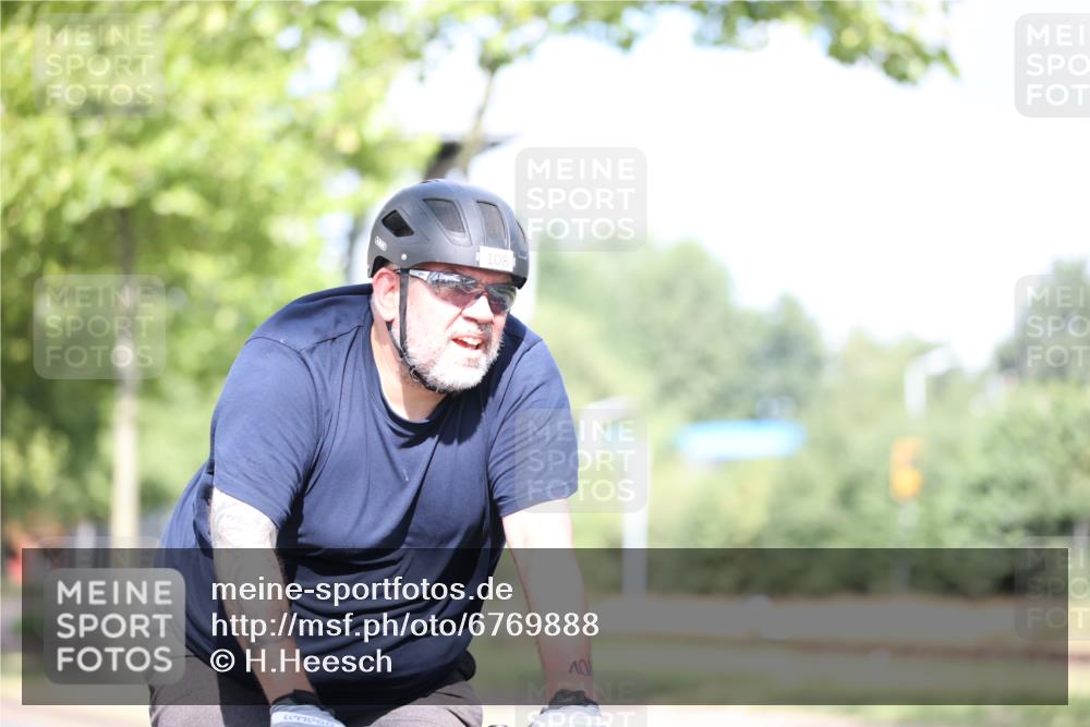 11.08.2024 - GEWOBA Citytriathlon Bremen H.Heesch http://msf.ph/oto/6769888 11.08.2024 10:43:37 Radfahren 2, 6, 17, 108 meine-sportfotos.de