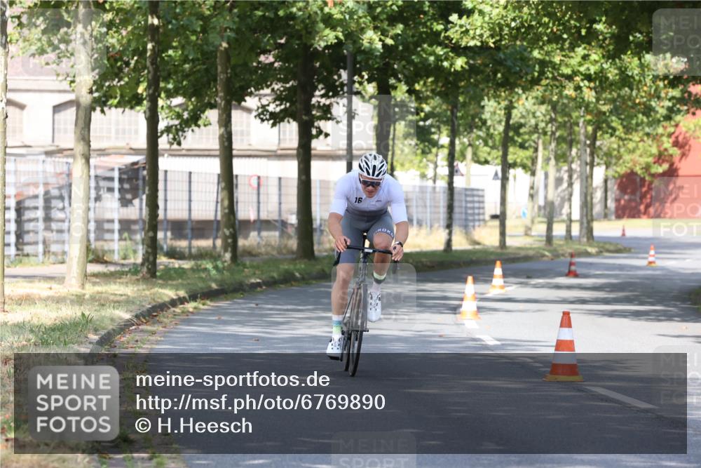 11.08.2024 - GEWOBA Citytriathlon Bremen H.Heesch http://msf.ph/oto/6769890 11.08.2024 10:34:57 Radfahren  meine-sportfotos.de