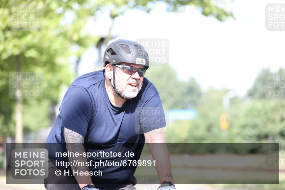 11.08.2024 - GEWOBA Citytriathlon Bremen H.Heesch http://msf.ph/oto/6769891 11.08.2024 10:43:37 Radfahren 2, 6, 17, 108 meine-sportfotos.de
