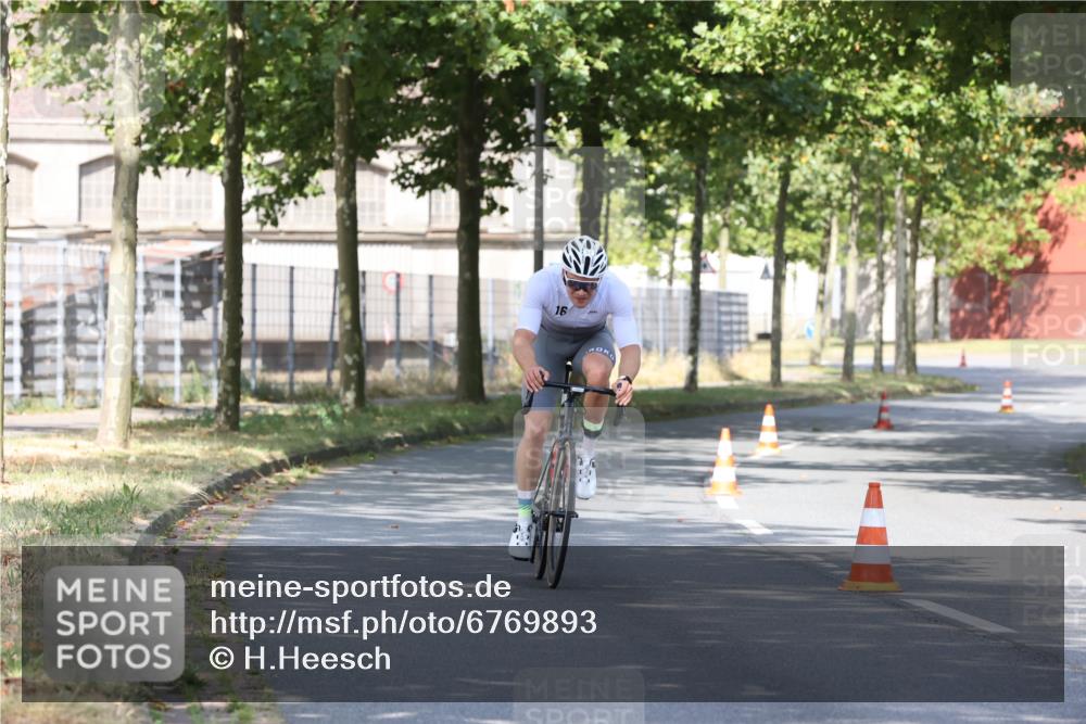 11.08.2024 - GEWOBA Citytriathlon Bremen H.Heesch http://msf.ph/oto/6769893 11.08.2024 10:34:57 Radfahren  meine-sportfotos.de