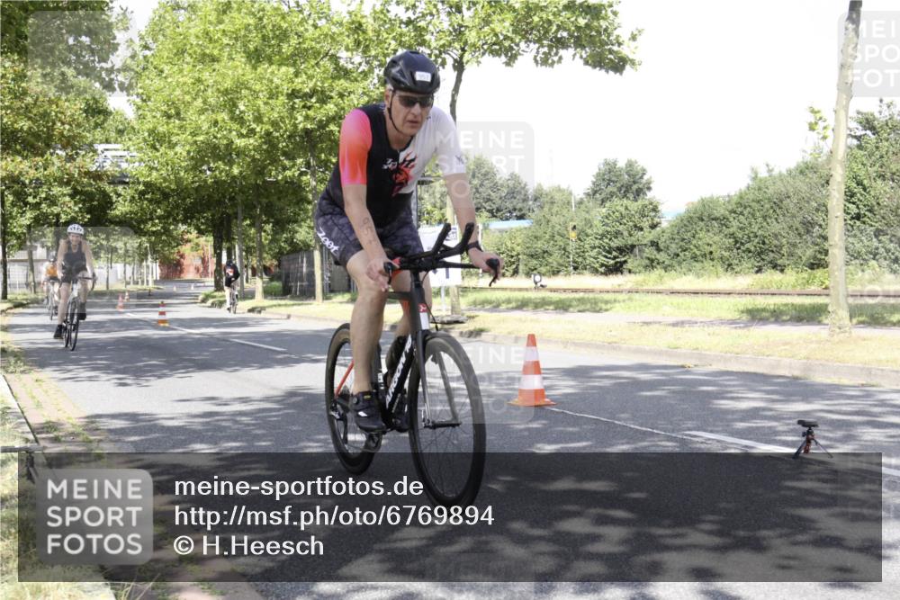 11.08.2024 - GEWOBA Citytriathlon Bremen H.Heesch http://msf.ph/oto/6769894 11.08.2024 11:54:58 Radfahren 749, 824, 850, 957, 960, 998 meine-sportfotos.de