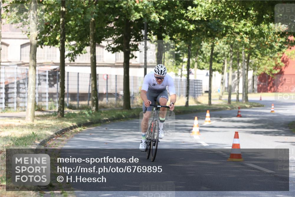 11.08.2024 - GEWOBA Citytriathlon Bremen H.Heesch http://msf.ph/oto/6769895 11.08.2024 10:34:57 Radfahren  meine-sportfotos.de