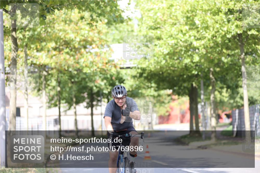 11.08.2024 - GEWOBA Citytriathlon Bremen H.Heesch http://msf.ph/oto/6769896 11.08.2024 10:43:40 Radfahren 2, 6, 108 meine-sportfotos.de