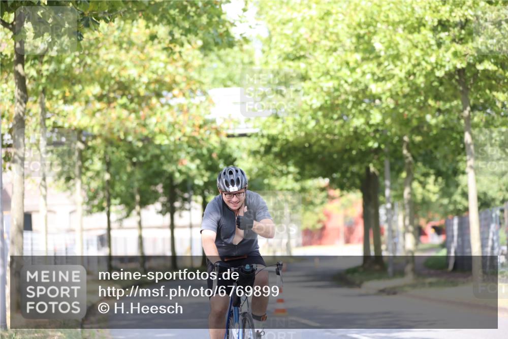 11.08.2024 - GEWOBA Citytriathlon Bremen H.Heesch http://msf.ph/oto/6769899 11.08.2024 10:43:40 Radfahren 2, 6, 108 meine-sportfotos.de