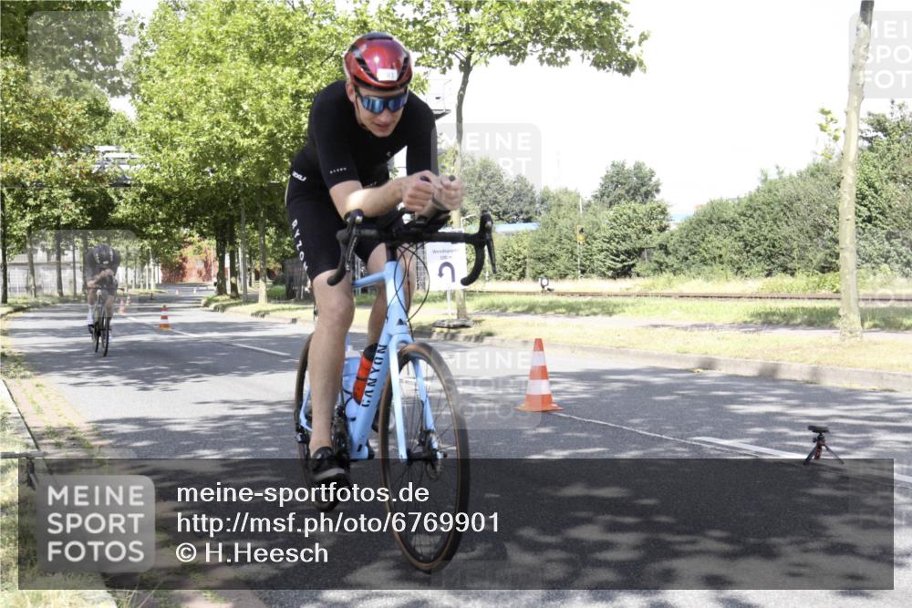 11.08.2024 - GEWOBA Citytriathlon Bremen H.Heesch http://msf.ph/oto/6769901 11.08.2024 11:55:18 Radfahren 781, 878, 1038 meine-sportfotos.de