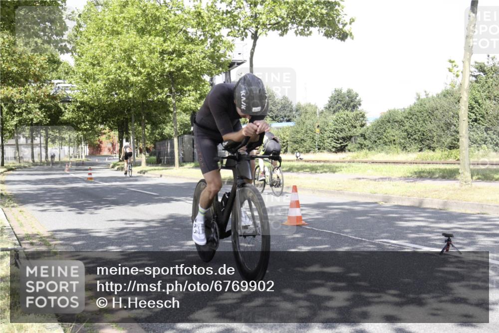 11.08.2024 - GEWOBA Citytriathlon Bremen H.Heesch http://msf.ph/oto/6769902 11.08.2024 11:55:19 Radfahren 781, 878, 1038 meine-sportfotos.de