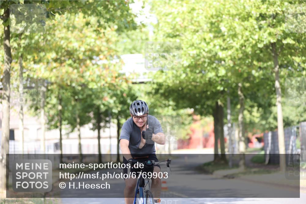 11.08.2024 - GEWOBA Citytriathlon Bremen H.Heesch http://msf.ph/oto/6769903 11.08.2024 10:43:40 Radfahren 2, 6, 108 meine-sportfotos.de
