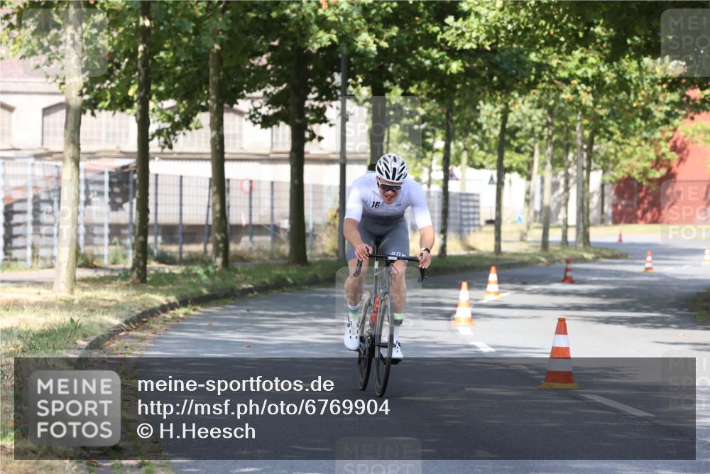 11.08.2024 - GEWOBA Citytriathlon Bremen H.Heesch http://msf.ph/oto/6769904 11.08.2024 10:34:57 Radfahren  meine-sportfotos.de