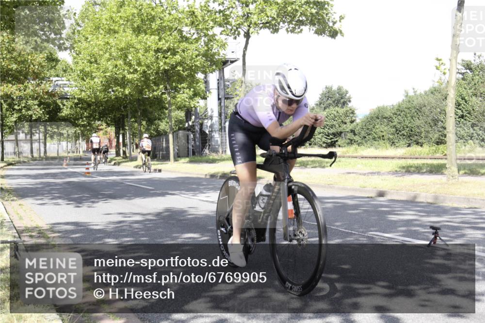 11.08.2024 - GEWOBA Citytriathlon Bremen H.Heesch http://msf.ph/oto/6769905 11.08.2024 11:55:24 Radfahren 781, 878, 1038 meine-sportfotos.de