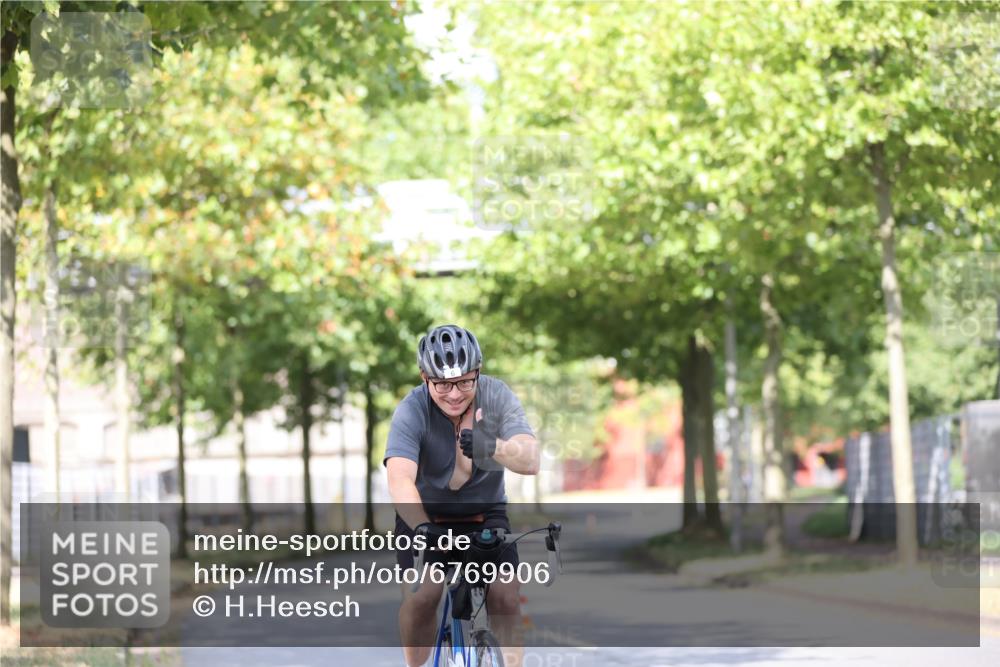 11.08.2024 - GEWOBA Citytriathlon Bremen H.Heesch http://msf.ph/oto/6769906 11.08.2024 10:43:40 Radfahren 2, 6, 108 meine-sportfotos.de
