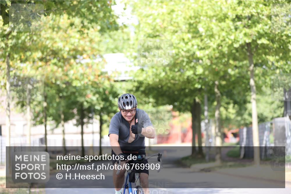 11.08.2024 - GEWOBA Citytriathlon Bremen H.Heesch http://msf.ph/oto/6769909 11.08.2024 10:43:40 Radfahren 2, 6, 108 meine-sportfotos.de