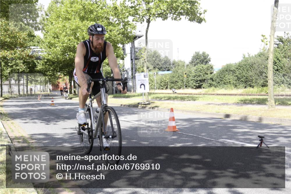 11.08.2024 - GEWOBA Citytriathlon Bremen H.Heesch http://msf.ph/oto/6769910 11.08.2024 11:55:44 Radfahren 769, 823, 879 meine-sportfotos.de