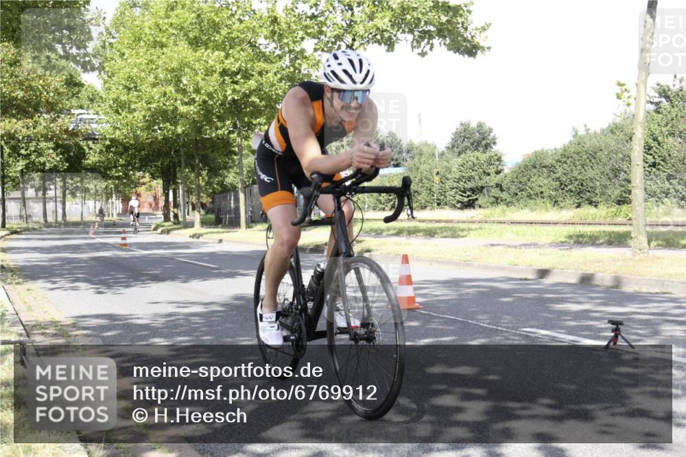 11.08.2024 - GEWOBA Citytriathlon Bremen H.Heesch http://msf.ph/oto/6769912 11.08.2024 11:55:51 Radfahren 769, 823, 879 meine-sportfotos.de