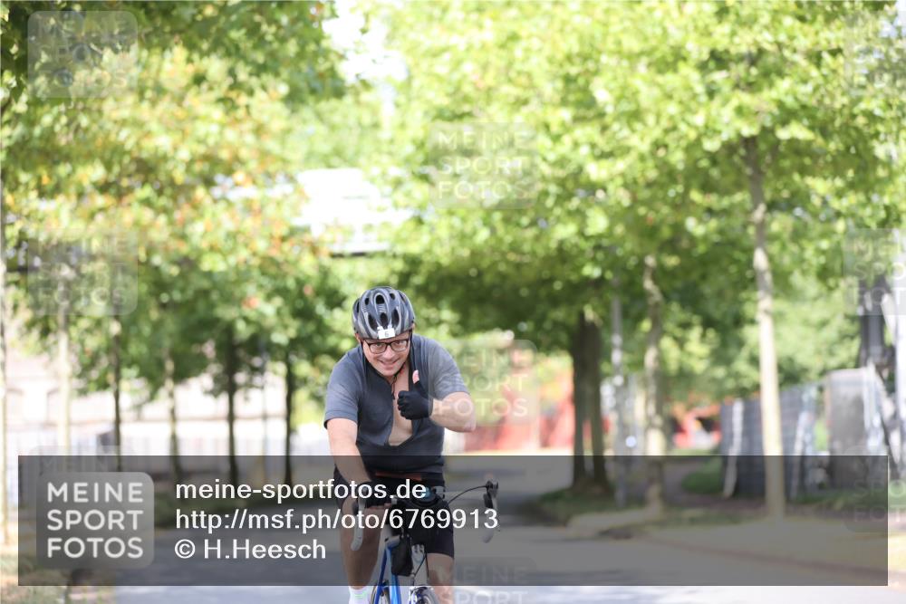 11.08.2024 - GEWOBA Citytriathlon Bremen H.Heesch http://msf.ph/oto/6769913 11.08.2024 10:43:40 Radfahren 2, 6, 108 meine-sportfotos.de
