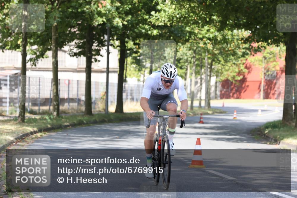 11.08.2024 - GEWOBA Citytriathlon Bremen H.Heesch http://msf.ph/oto/6769915 11.08.2024 10:34:57 Radfahren  meine-sportfotos.de