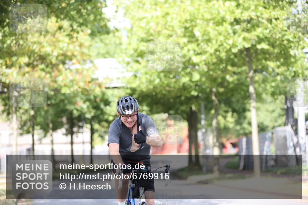 11.08.2024 - GEWOBA Citytriathlon Bremen H.Heesch http://msf.ph/oto/6769916 11.08.2024 10:43:40 Radfahren 2, 6, 108 meine-sportfotos.de