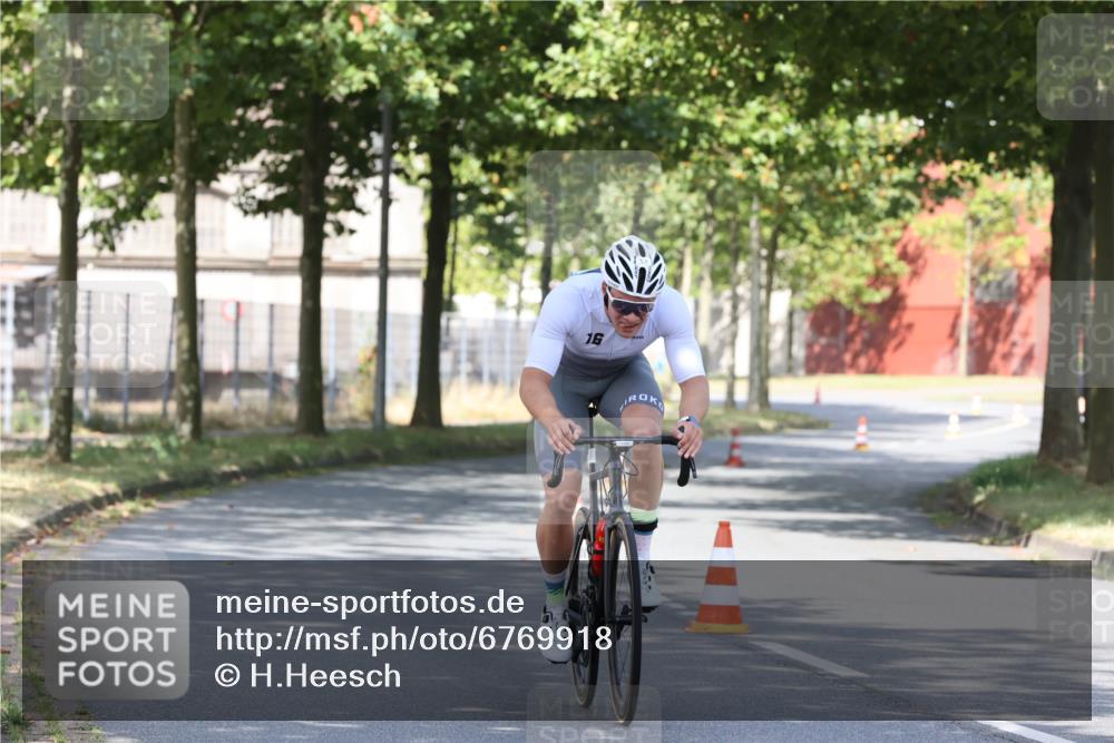11.08.2024 - GEWOBA Citytriathlon Bremen H.Heesch http://msf.ph/oto/6769918 11.08.2024 10:34:57 Radfahren  meine-sportfotos.de