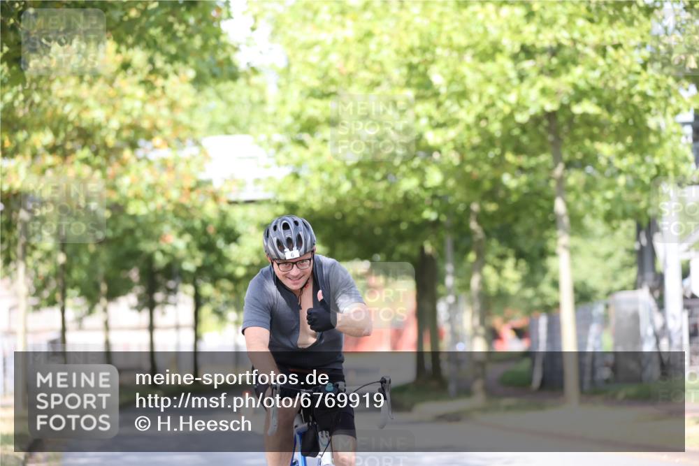11.08.2024 - GEWOBA Citytriathlon Bremen H.Heesch http://msf.ph/oto/6769919 11.08.2024 10:43:40 Radfahren 2, 6, 108 meine-sportfotos.de