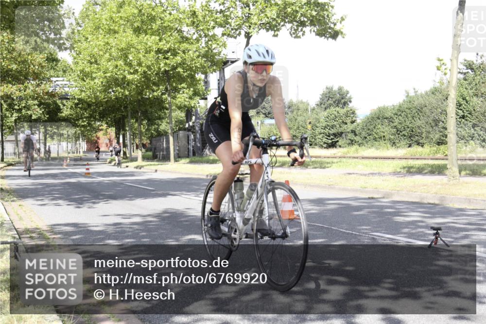 11.08.2024 - GEWOBA Citytriathlon Bremen H.Heesch http://msf.ph/oto/6769920 11.08.2024 11:56:11 Radfahren 790, 825, 989, 991, 1036 meine-sportfotos.de