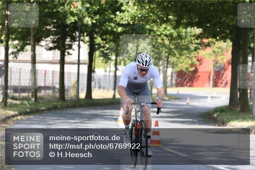 11.08.2024 - GEWOBA Citytriathlon Bremen H.Heesch http://msf.ph/oto/6769922 11.08.2024 10:34:57 Radfahren  meine-sportfotos.de