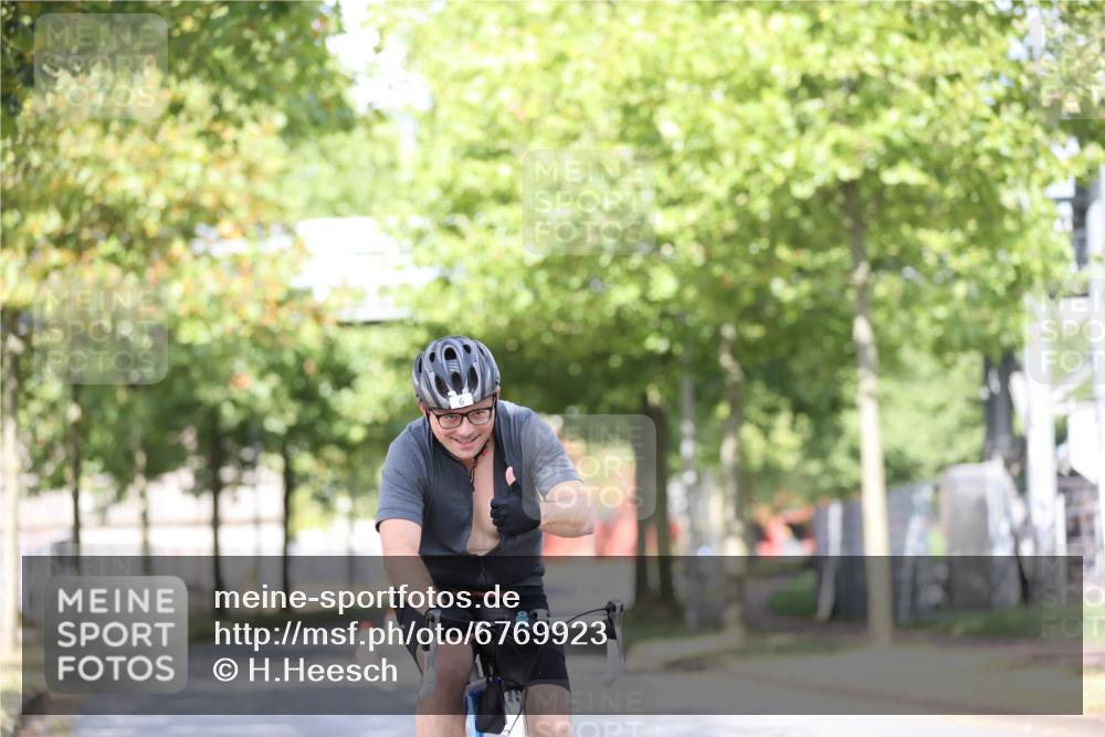 11.08.2024 - GEWOBA Citytriathlon Bremen H.Heesch http://msf.ph/oto/6769923 11.08.2024 10:43:40 Radfahren 2, 6, 108 meine-sportfotos.de