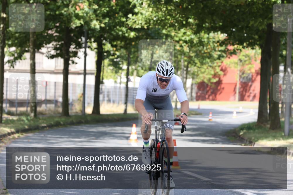11.08.2024 - GEWOBA Citytriathlon Bremen H.Heesch http://msf.ph/oto/6769925 11.08.2024 10:34:57 Radfahren  meine-sportfotos.de