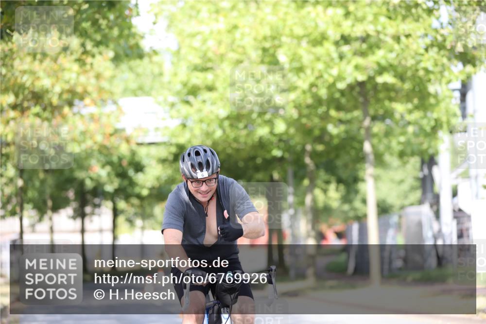 11.08.2024 - GEWOBA Citytriathlon Bremen H.Heesch http://msf.ph/oto/6769926 11.08.2024 10:43:40 Radfahren 2, 6, 108 meine-sportfotos.de