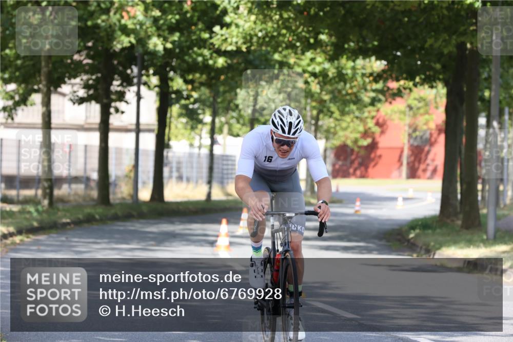 11.08.2024 - GEWOBA Citytriathlon Bremen H.Heesch http://msf.ph/oto/6769928 11.08.2024 10:34:57 Radfahren  meine-sportfotos.de