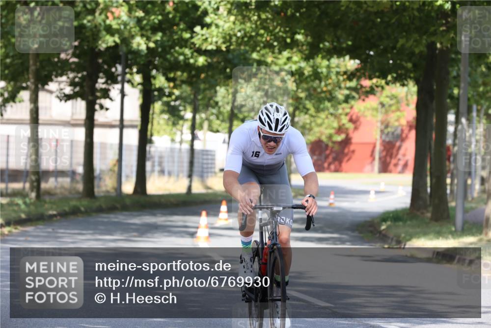 11.08.2024 - GEWOBA Citytriathlon Bremen H.Heesch http://msf.ph/oto/6769930 11.08.2024 10:34:58 Radfahren  meine-sportfotos.de