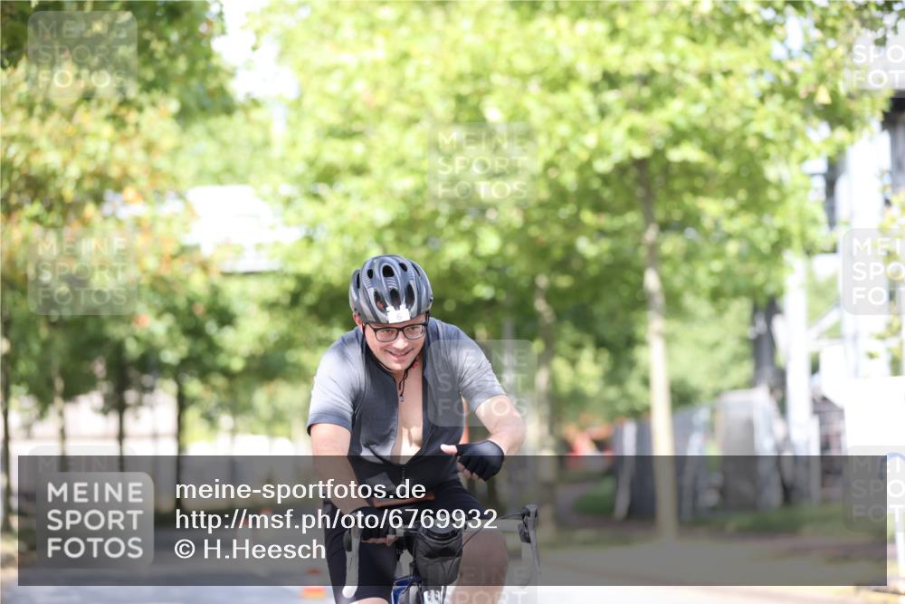 11.08.2024 - GEWOBA Citytriathlon Bremen H.Heesch http://msf.ph/oto/6769932 11.08.2024 10:43:40 Radfahren 2, 6, 108 meine-sportfotos.de