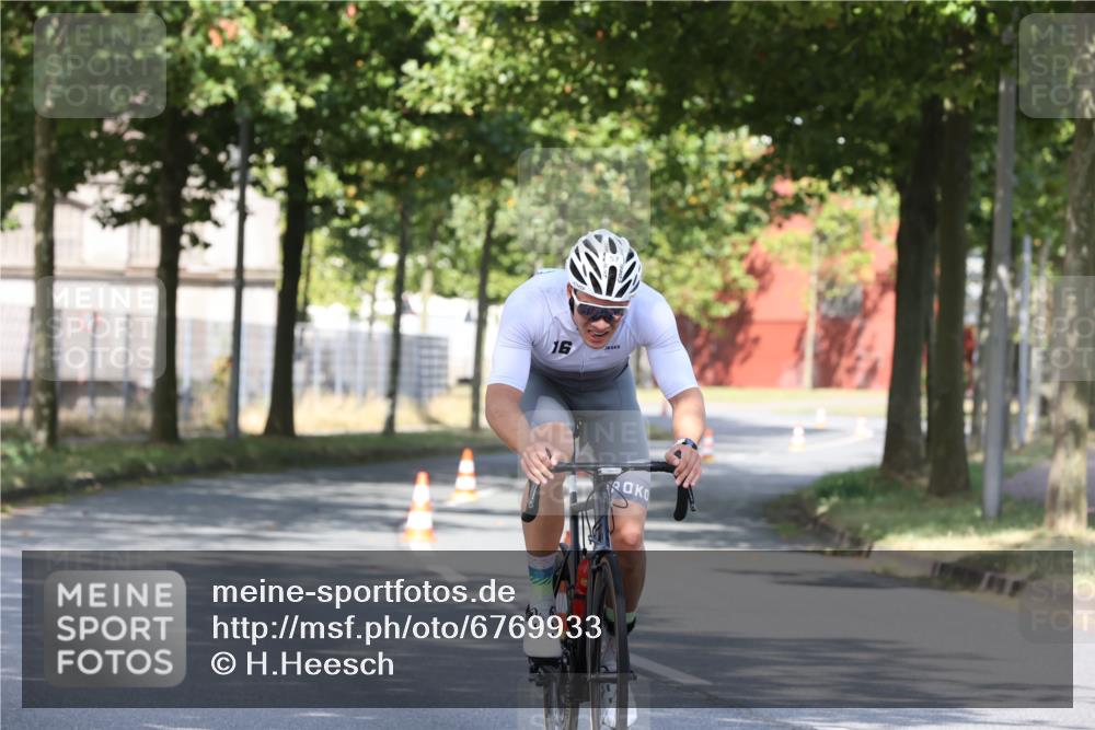 11.08.2024 - GEWOBA Citytriathlon Bremen H.Heesch http://msf.ph/oto/6769933 11.08.2024 10:34:58 Radfahren  meine-sportfotos.de