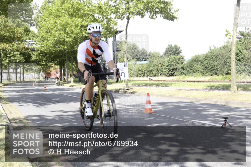 11.08.2024 - GEWOBA Citytriathlon Bremen H.Heesch http://msf.ph/oto/6769934 11.08.2024 11:56:19 Radfahren 790, 825, 874, 989, 991, 1036 meine-sportfotos.de