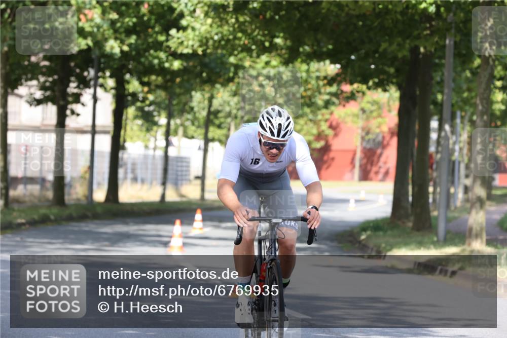11.08.2024 - GEWOBA Citytriathlon Bremen H.Heesch http://msf.ph/oto/6769935 11.08.2024 10:34:58 Radfahren  meine-sportfotos.de