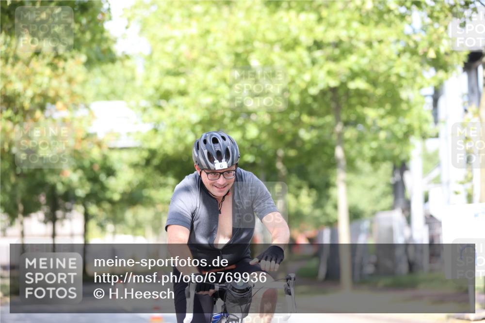 11.08.2024 - GEWOBA Citytriathlon Bremen H.Heesch http://msf.ph/oto/6769936 11.08.2024 10:43:40 Radfahren 2, 6, 108 meine-sportfotos.de
