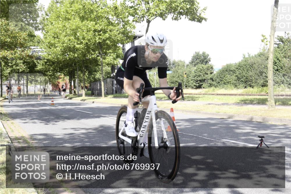 11.08.2024 - GEWOBA Citytriathlon Bremen H.Heesch http://msf.ph/oto/6769937 11.08.2024 11:56:28 Radfahren 782, 790, 807, 874, 930, 989, 1036 meine-sportfotos.de
