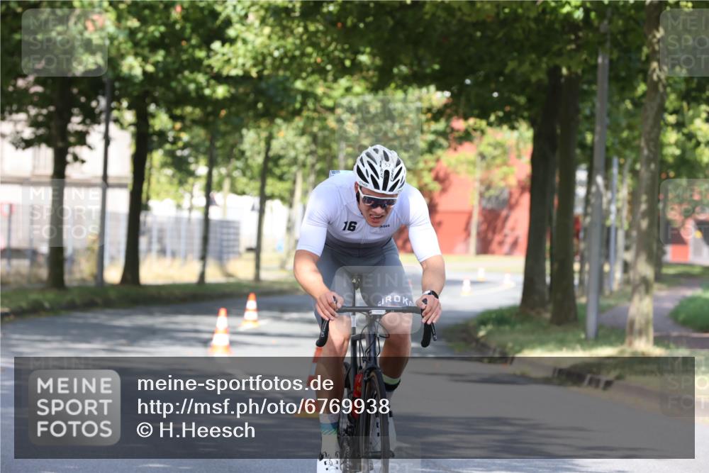 11.08.2024 - GEWOBA Citytriathlon Bremen H.Heesch http://msf.ph/oto/6769938 11.08.2024 10:34:58 Radfahren  meine-sportfotos.de