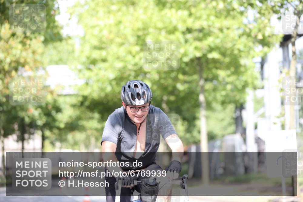 11.08.2024 - GEWOBA Citytriathlon Bremen H.Heesch http://msf.ph/oto/6769939 11.08.2024 10:43:40 Radfahren 2, 6, 108 meine-sportfotos.de