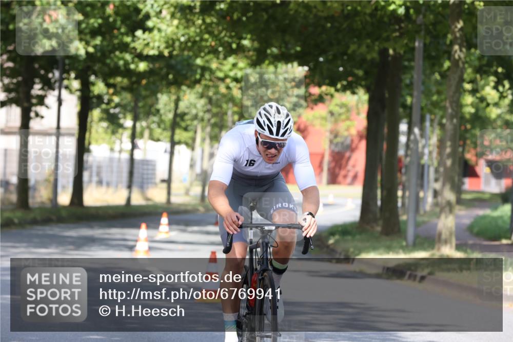 11.08.2024 - GEWOBA Citytriathlon Bremen H.Heesch http://msf.ph/oto/6769941 11.08.2024 10:34:58 Radfahren  meine-sportfotos.de